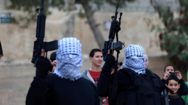 مقاومون فلسطينيون يطلقون النار على نقطة عسكرية صهيونية شرق طولكرم