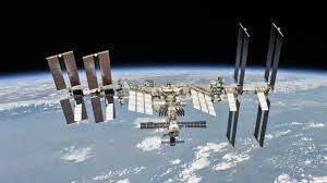 رواد الفضاء العالقون بمحطة الفضاء الدولية بسبب حادثة تسرب لن يتمكنوا من العودة إلى الأرض قبل سبتمبر