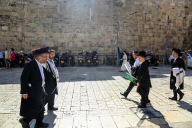 Un cuerpo de jerosolimitanos advierte de los pasos apresurados del enemigo para demoler Al-Aqsa