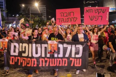 Thousands of Zionists demonstrate to demand early elections