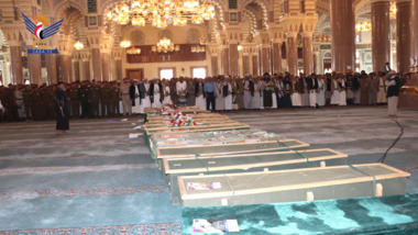 Les funérailles de plusieurs martyrs de l'attentat américano-britannique à Sanaa