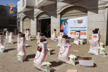 Einweihung des Ramadan-Lebensmittelkorbprojekts für die Familien von Märtyrern und Vermissten in Al Dhalea