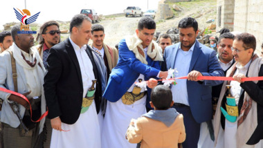 Dr. Abu Lohoum und der Gouverneur von Hadschah weihen die meteorologische Station ein