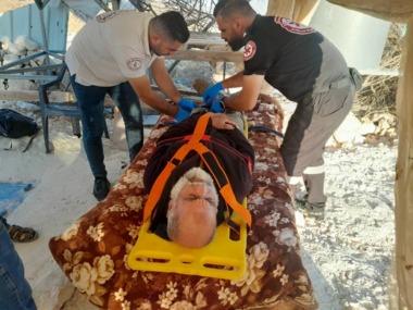 إصابة مسن فلسطيني في اعتداء نفذه مستوطنون على أهالي خربة أم نير بالخليل 