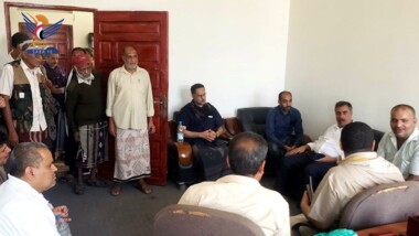 Leiter der Zollbehörde prüft die Leistungen des Zoll- und Kontrollamts in Hodeidah