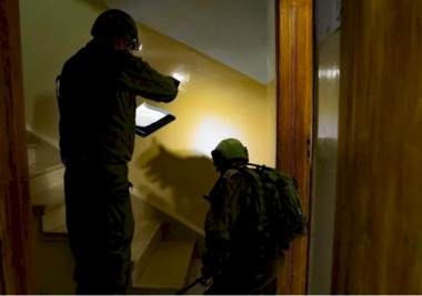 Zionistische feindliche Streitkräfte vermessen drei Häuser nördlich von Tubas