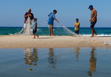 Zionistische feindliche Seestreitkräfte nehmen sechs Fischer im Gaza-Meer fest