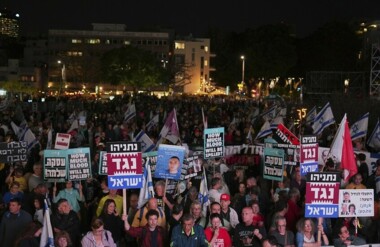 Miles de israelíes se manifiestan contra el gobierno de Netanyahu en medio de la continua agresión a Gaza.
