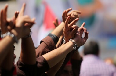 Las unidades de opresión sionistas asaltan la prisión de Negev y realizan registros arbitrarios y traslados de prisioneros.
