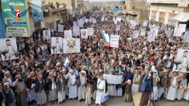 Amran: Marches de masse sous le slogan « Nous sommes engagés envers Gaza jusqu’à la victoire ».