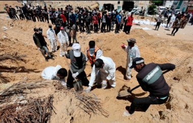 La Defensa Civil de Gaza: 342 cuerpos de mártires fueron recuperados de la fosa común en el complejo Nasser