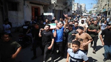 آلاف الفلسطينيين يشيعون الشهداء الخمسة الذين ارتقوا أمس بغزة