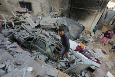 Verletzt durch den Bombenanschlag des zionistischen Feindes auf ein Haus in Gaza-Stadt