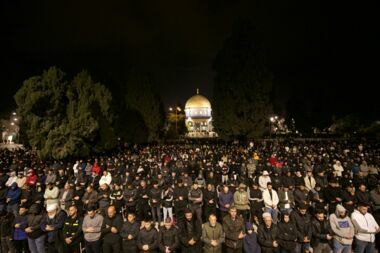 Plus de 100 000 fidèles accomplissent la prière du soir et de Tarawih à la mosquée Al-Aqsa
