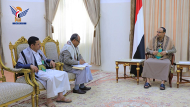 Präsident Al-Mashat trifft dem Leiter der Obersten Nationalen Kommission zur Korruptionsbekämpfung