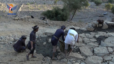 Une initiative communautaire pour paver et réparer une route à Hareeb Al-Qarameesh, Marib