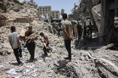 Märtyrertod eines Palästinensers und Verlezung weitere durch feindliche Flugzeugbomben auf Jabalia al-Balad