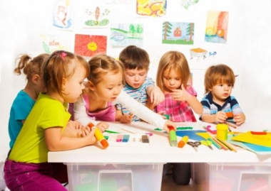 دراسة علمية حديثة تكشف اختلاف التفاعلات الاجتماعية بين الأطفال والبالغين