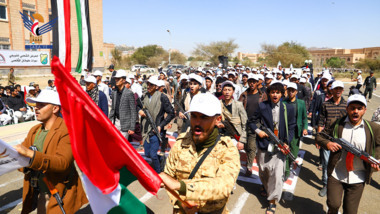 Présentation des étudiants pour les diplômés des cours «  deluge d'Al-Aqsa » à l'Université de Sanaa