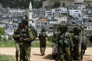 Zionistischer Feind stürmt eine Moschee in der Stadt Deir Sharaf westlich von Nablus