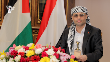 Präsident Al-Mashat ruft die Koalition zu vertrauensbildenden Maßnahmen auf und warnt davor, auf die Kriegstreiber zu hören oder sich von ihnen beeinflussen zu lassen