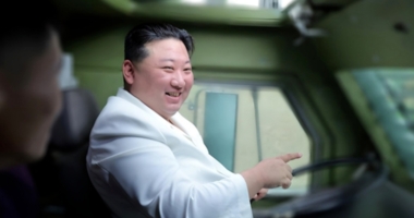 El líder norcoreano visita fábricas militares clave y pide mejorar la capacidad de producción
