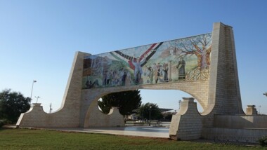 Syrische Armee kündigt den Beginn der Wiedererlangung der Kontrolle über Homs und Hama und die Verlegung nach Daraa und Suwayda an