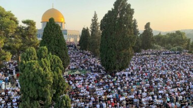 عشرات الآلاف يؤدون صلاة الجمعة في رحاب الأقصى رغم تشديدات العدو