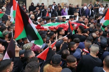 الفلسطينيون يشيعون جثمان الشهيد الطفل قبها إلى مثواه الأخير