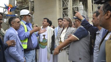 المحاقري وعطيفة يطّلعان على أضرار العدوان  على مصانع الإسمنت  