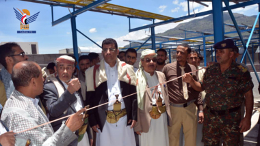 Le Dr Abu Lahoum inaugure le projet d'installation d'un système d'énergie solaire à l'Autorité hospitalière Al-Thawra à Ibb
