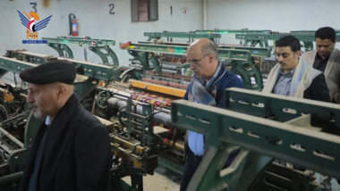 Economy Minister inspects Yemeni Textile Industries Company's factory conditions