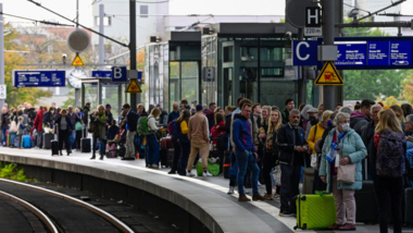 Technical glitch causes train service to be cut in Germany