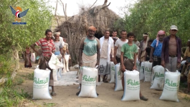 Distribution grain zakat in al-Durayhimi district in Hodeida