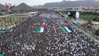 Des millions de personnes se sont rassemblées dans la capitale Sanaa pour une marche : « Notre place est le jihad... nous sommes fermement aux côtés de Gaza jusqu'à la victoire.
