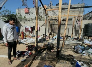 12 Märtyrer, darunter Kinder, bei einem zionistischen Überfall auf ein Zelt für Vertriebene in der Gegend von Al-Mawasi
