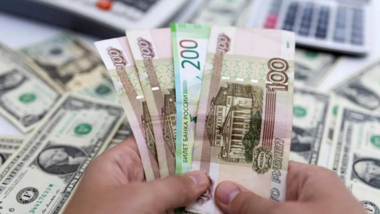 انخفاض الدولار واليورو مقابل الروبل الروسي في بورصة موسكو