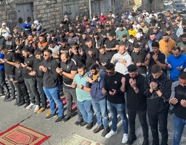 Seuls 5 000 fidèles accomplissent la prière du vendredi à Al-Aqsa et les fidèles ont été attaqués à Wadi Al-Joz.