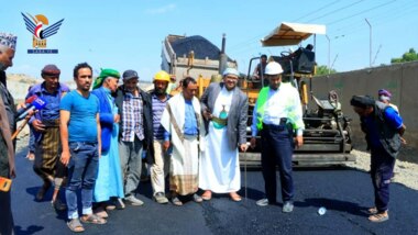 Einweihung der ersten Phase des Baus und der Asphaltierung der Straße 21. September in der Stadt Taiz