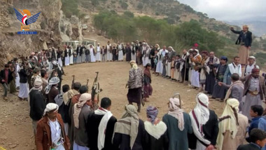 Deux stands et un événement marquent le mémoire du leader martyr dans le district de Mazhar, Raymah