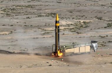 إيران تزيح الستار عن أحدث صواريخها البالستية