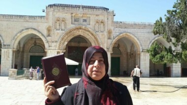 العدو الصهيوني يبعد مُرابطة مقدسية عن الأقصى لمدة أسبوع قابلة للتجديد