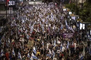 آلاف الصهاينة يتظاهرون للمطالبة بصفقة تبادل فورية وإسقاط حكومة نتنياهو