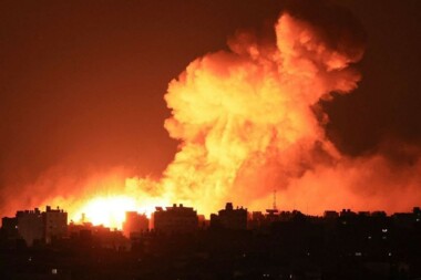 El enemigo sionista continúa con sus ataques histéricos y destruye la zona de Karama en el norte de Gaza.