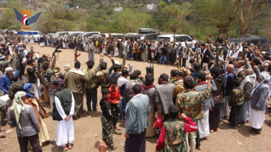 Ibb: Una protesta en el distrito de Al-Harith denuncia la agresión estadounidense contra civiles