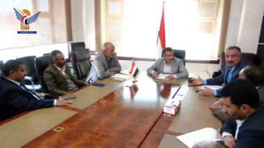 Minister für Elektrizität und Wasser bespricht mit dem Präsidenten der Al-Bayda-Universität die Bereiche der Partnerschaft