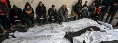 16 palästinensische Märtyrer, als der Feind ein Haus in Gaza-Stadt bombardierte