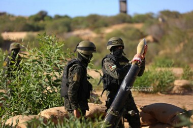 Al-Quds-Brigaden bombardieren mit Raketen die feindlichen Stellungen westlich der „Netzarim“-Achse