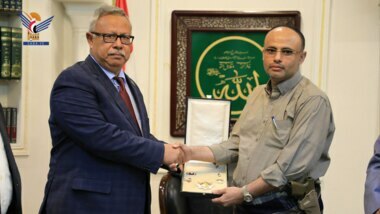 President Al-Mashat awards Dr. Bin Habtoor Unity's Medal