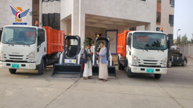 وزارة المالية تسلم عددا من الآليات لصندوق النظافة بمحافظة البيضاء